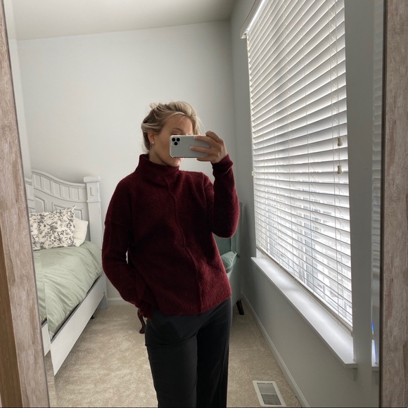 Universal thread red sweater - Picture 1 of 7